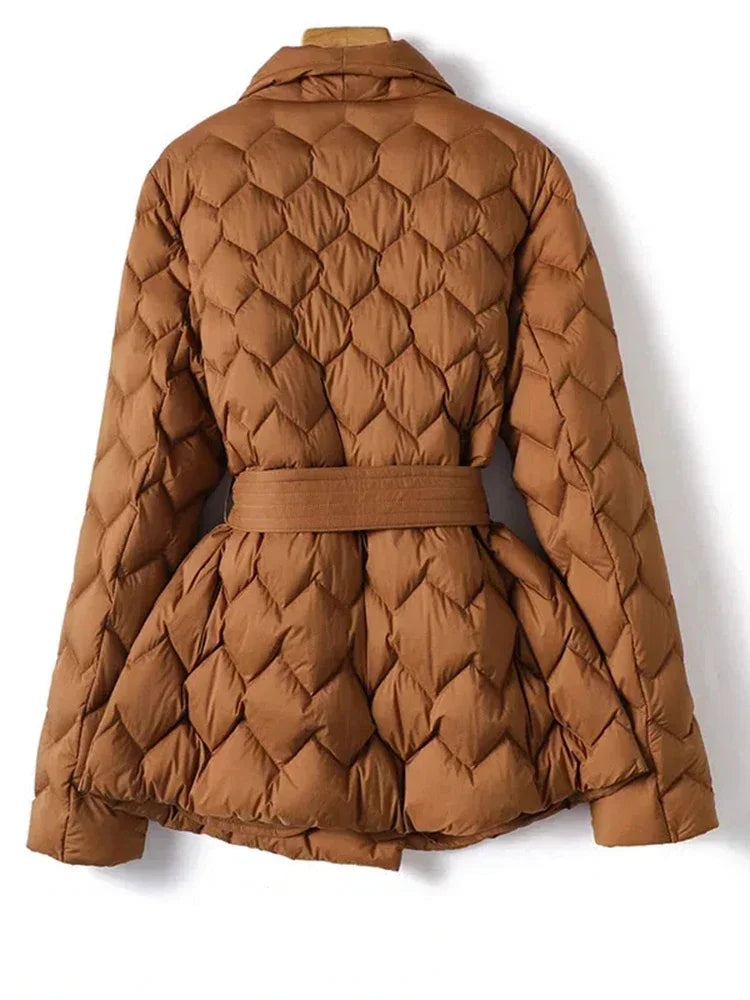 Manteau Matelassé Mi-Long avec Ceinture et Fermeture Cache-Cœur pour Femme | Idéal pour l’Automne et l’Hiver