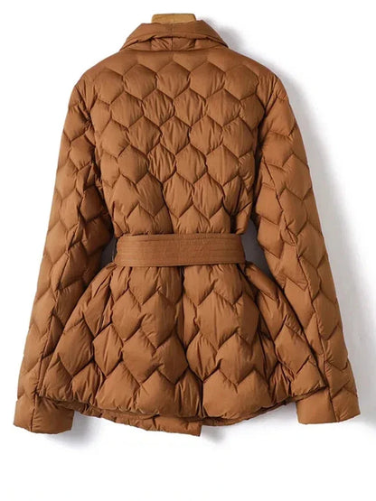 Manteau Matelassé Mi-Long avec Ceinture et Fermeture Cache-Cœur pour Femme | Idéal pour l’Automne et l’Hiver