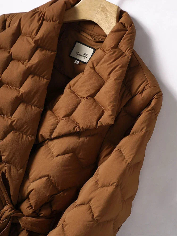 Manteau Matelassé Mi-Long avec Ceinture et Fermeture Cache-Cœur pour Femme | Idéal pour l’Automne et l’Hiver