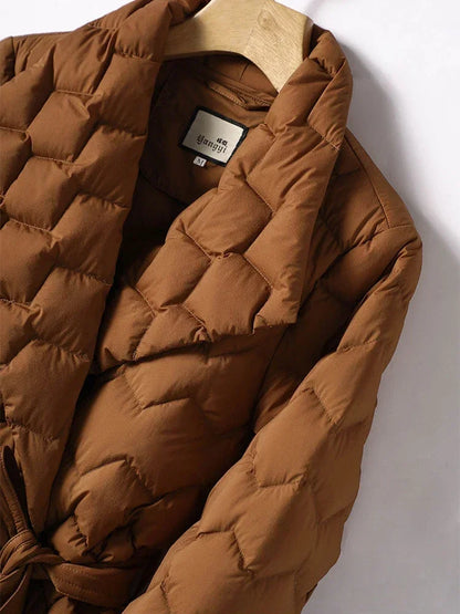 Manteau Matelassé Mi-Long avec Ceinture et Fermeture Cache-Cœur pour Femme | Idéal pour l’Automne et l’Hiver