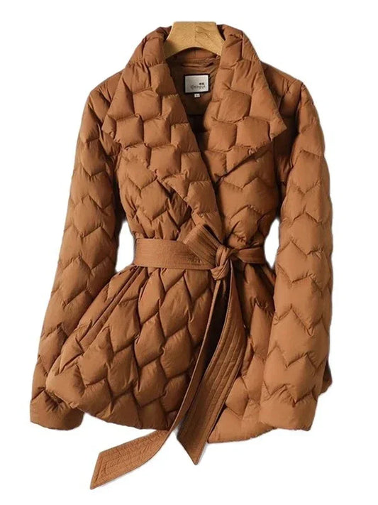 Manteau Matelassé Mi-Long avec Ceinture et Fermeture Cache-Cœur pour Femme | Idéal pour l’Automne et l’Hiver