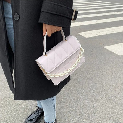 Sac Structuré À Matelassage Graphique Avec Chaîne Décorative Pour Femme | Idéal Pour Usage Quotidien Et Sorties En Ville