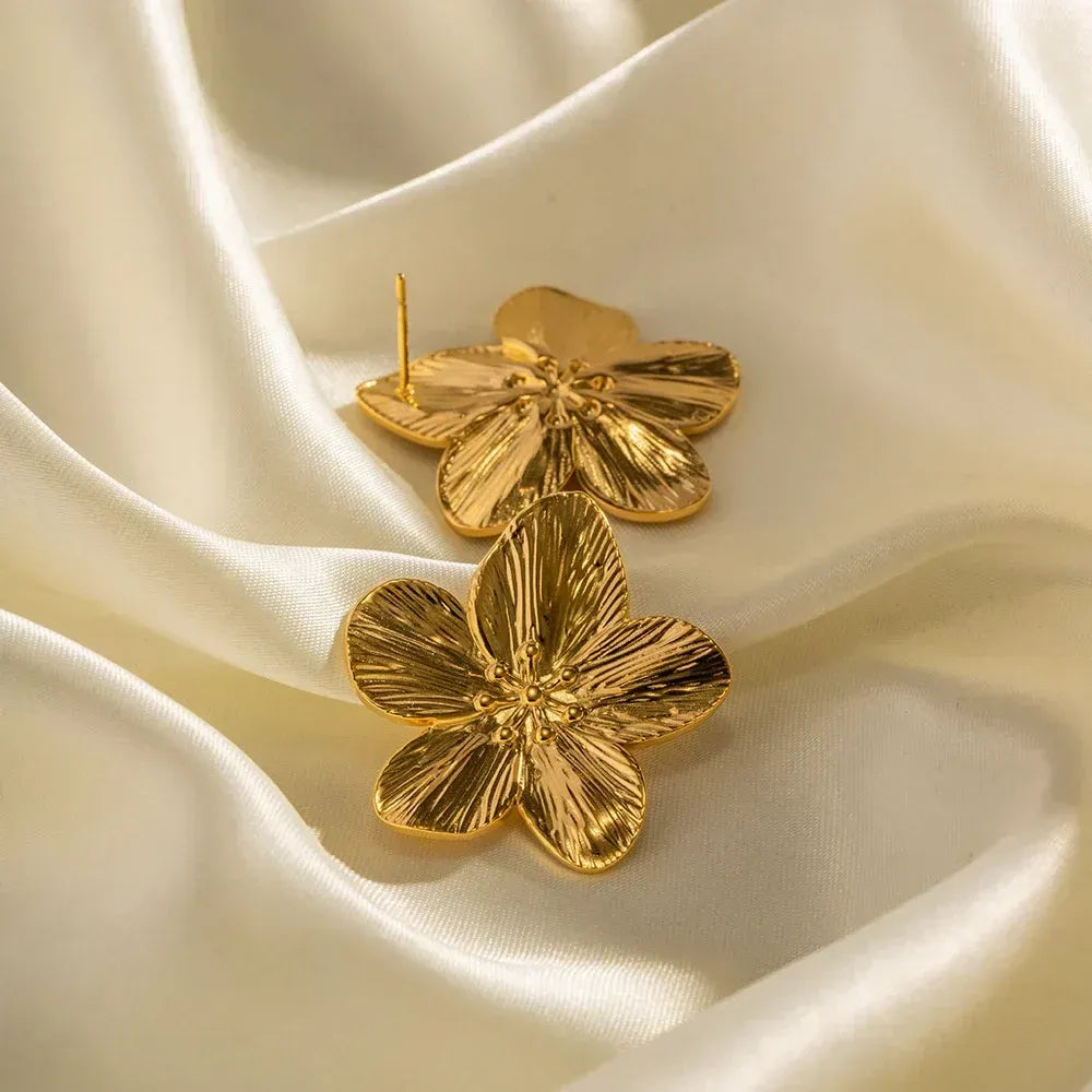 Boucles d’Oreilles Pendantes avec Détail Floral pour Femme | Idéales pour les Événements de Printemps