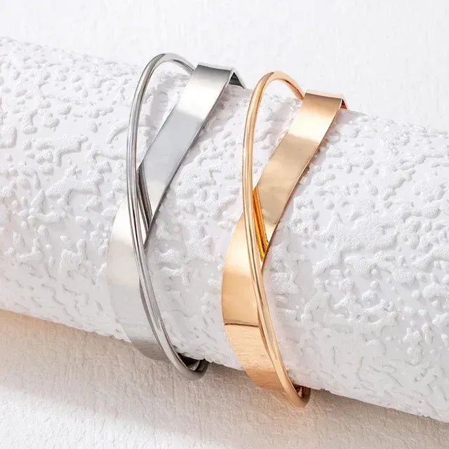 Bracelet Métallique Ajustable avec Symbole Croix pour Femme | Idéal pour Superpositions ou Événements