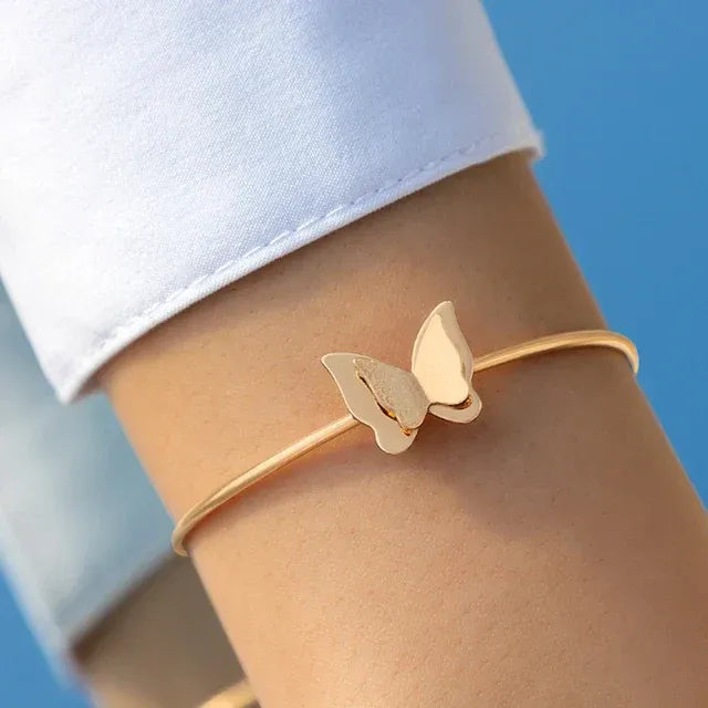 Bracelet Métallique Ajustable avec Symbole Croix pour Femme | Idéal pour Superpositions ou Événements