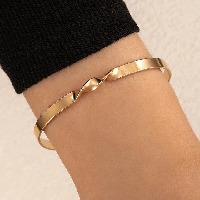 Bracelet Métallique Ajustable avec Symbole Croix pour Femme | Idéal pour Superpositions ou Événements