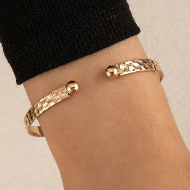 Bracelet Métallique Ajustable avec Symbole Croix pour Femme | Idéal pour Superpositions ou Événements