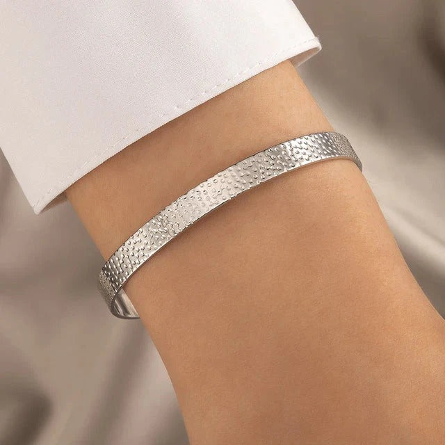 Bracelet Métallique Ajustable avec Symbole Croix pour Femme | Idéal pour Superpositions ou Événements