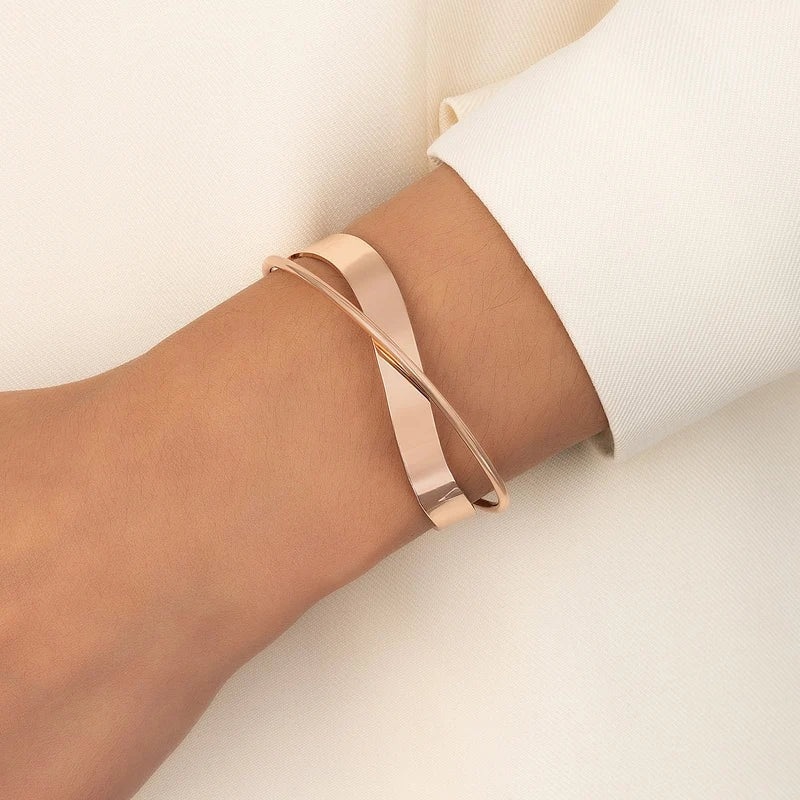 Bracelet Métallique Ajustable avec Symbole Croix pour Femme | Idéal pour Superpositions ou Événements