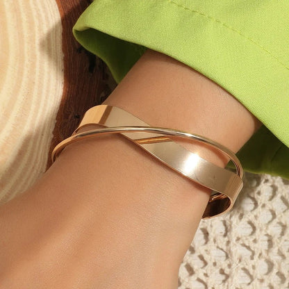 Bracelet Métallique Ajustable avec Symbole Croix pour Femme | Idéal pour Superpositions ou Événements