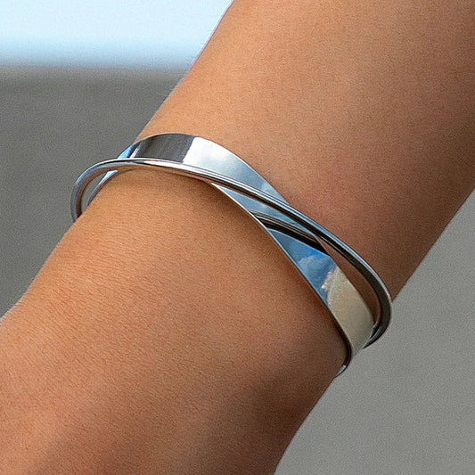 Bracelet Métallique Ajustable avec Symbole Croix pour Femme | Idéal pour Superpositions ou Événements