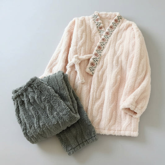 Ensemble Pyjama à Motif Brodé avec Col en V pour Adulte | Idéal pour la Maison et le Sommeil