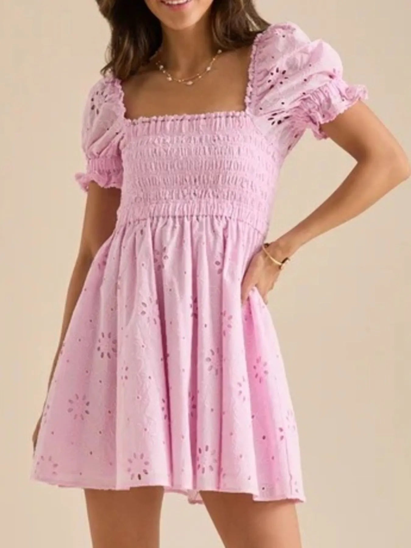 Robe Mini en Broderie Anglaise avec Manches Bouffantes et Dos Froncé pour Femme | Idéale pour les Journées Ensoleillées