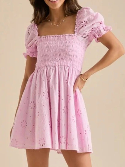 Robe Mini en Broderie Anglaise avec Manches Bouffantes et Dos Froncé pour Femme | Idéale pour les Journées Ensoleillées