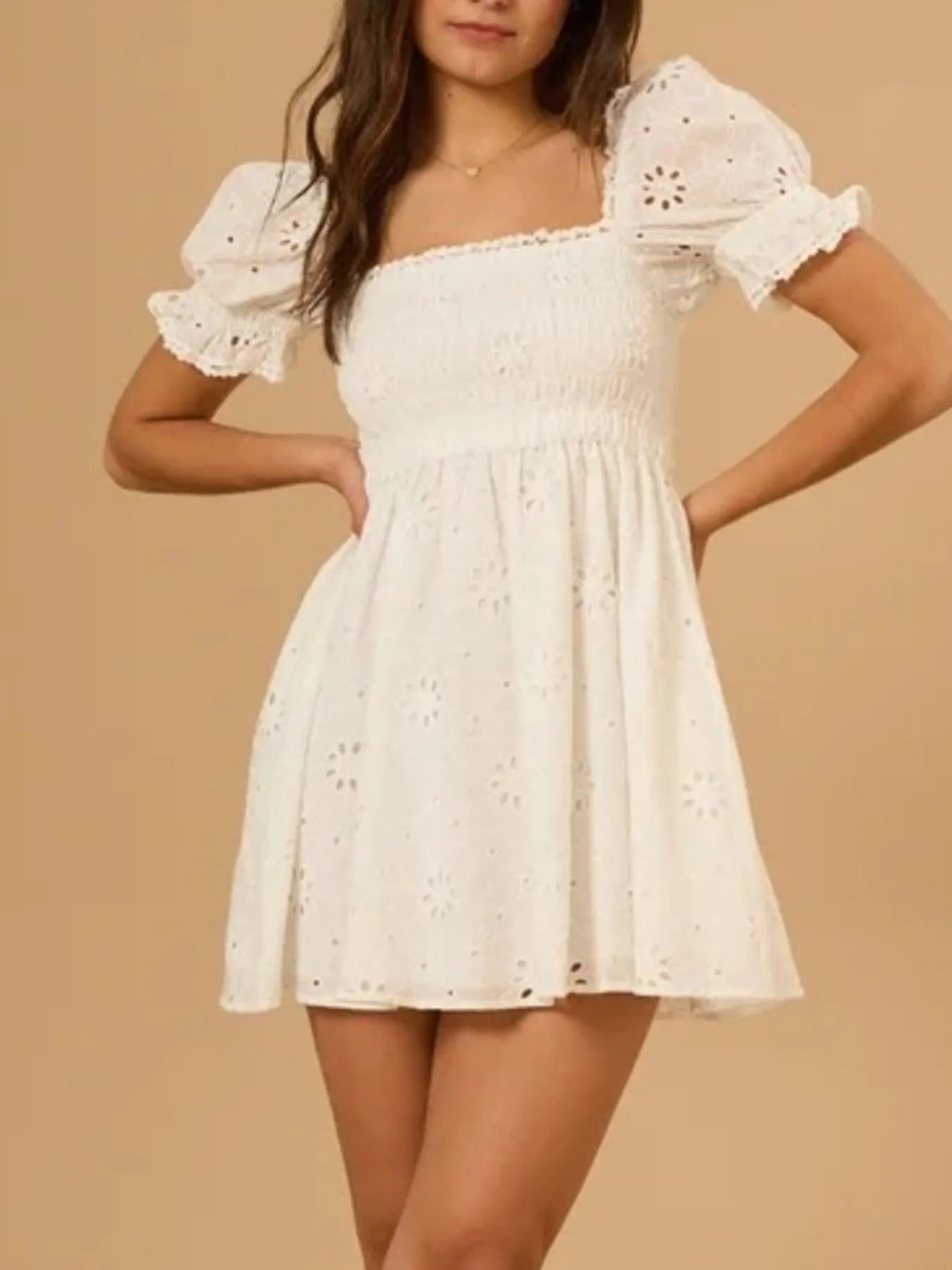 Robe Mini en Broderie Anglaise avec Manches Bouffantes et Dos Froncé pour Femme | Idéale pour les Journées Ensoleillées