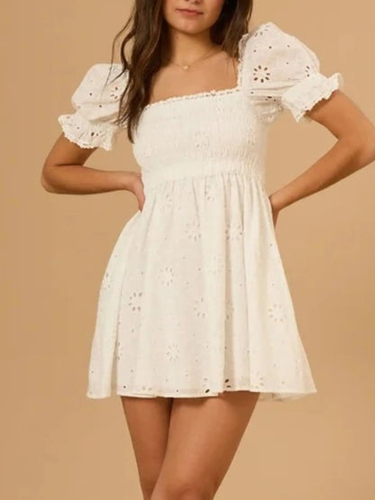 Robe Mini en Broderie Anglaise avec Manches Bouffantes et Dos Froncé pour Femme | Idéale pour les Journées Ensoleillées