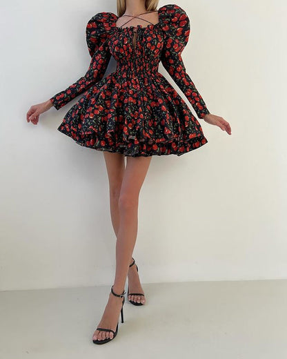 Robe Courte Avec Buste Smocké, Manches Bouffantes Et Imprimé Cerises Pour Femmes | Adaptée Aux Tenues Quotidiennes