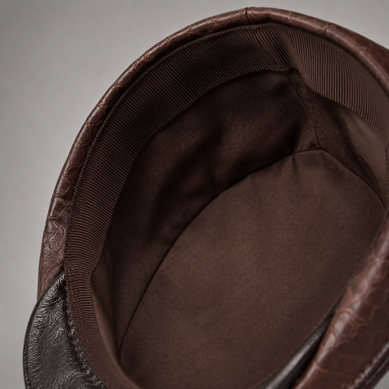 Casquette plate à surpiqûres pour homme
