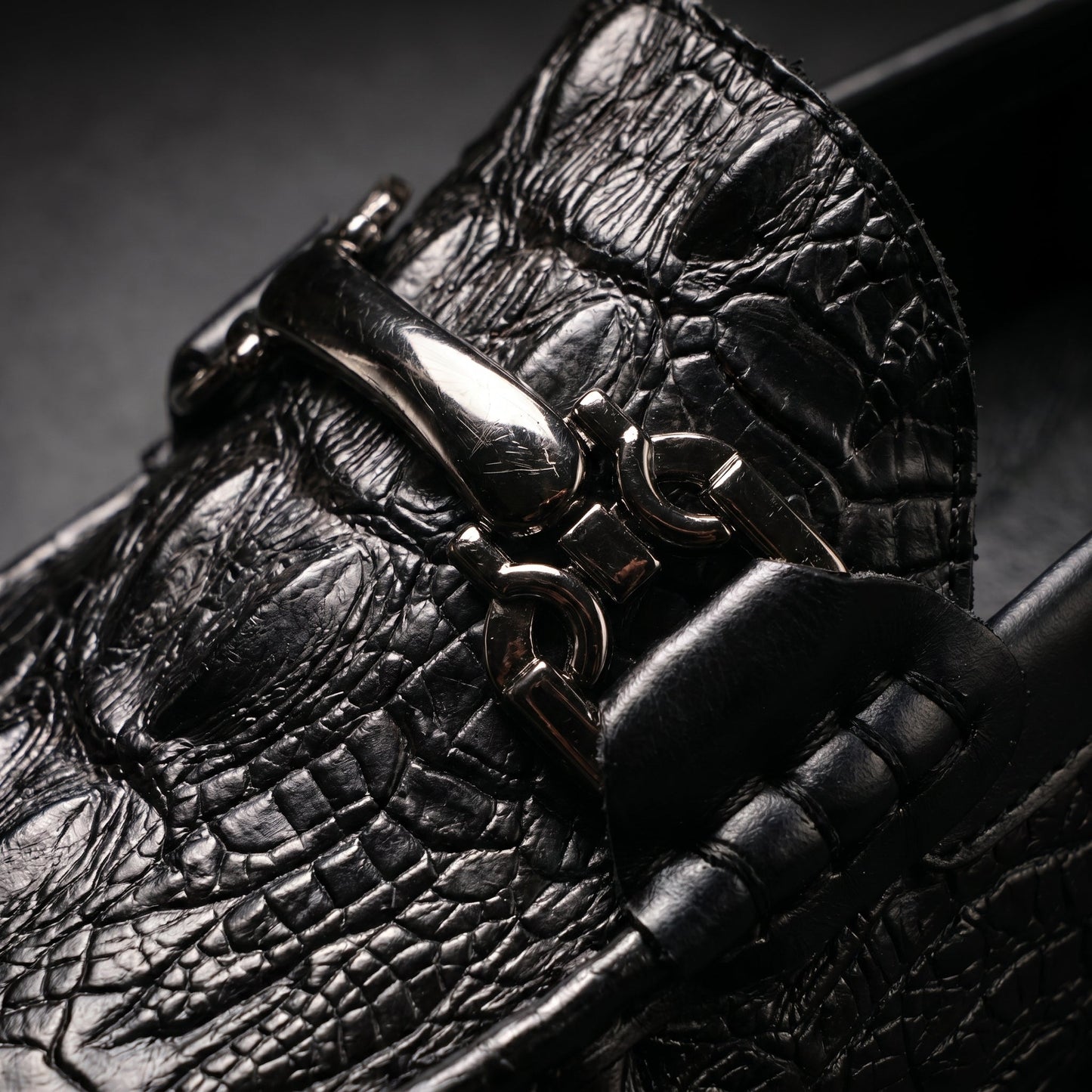 Mocassin à motif effet croco et ornement métallique pour homme | Idéal pour l’automne