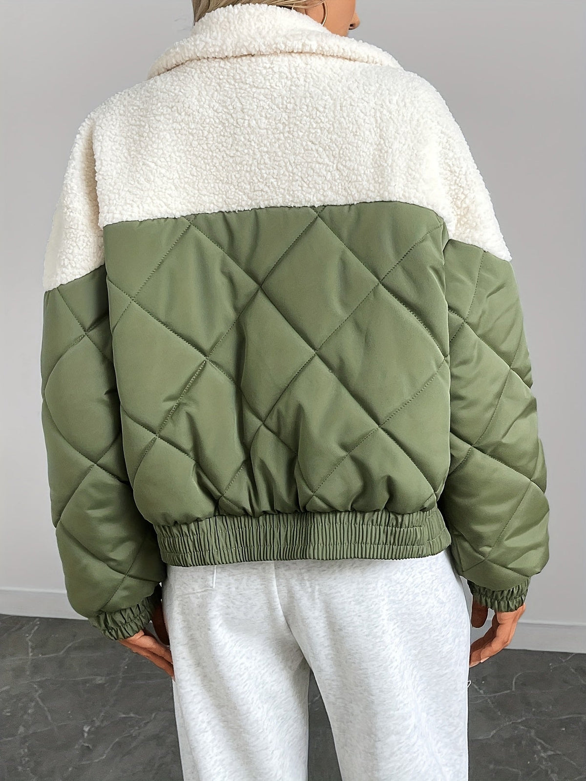 Manteau court matelassé bicolore pour femmes