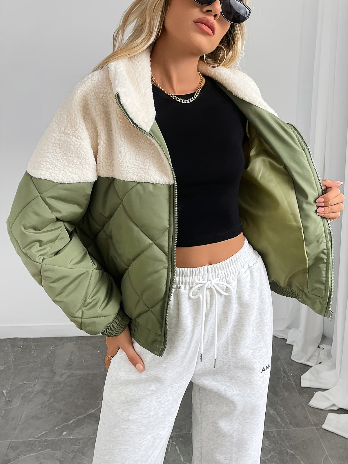 Manteau court matelassé bicolore pour femmes