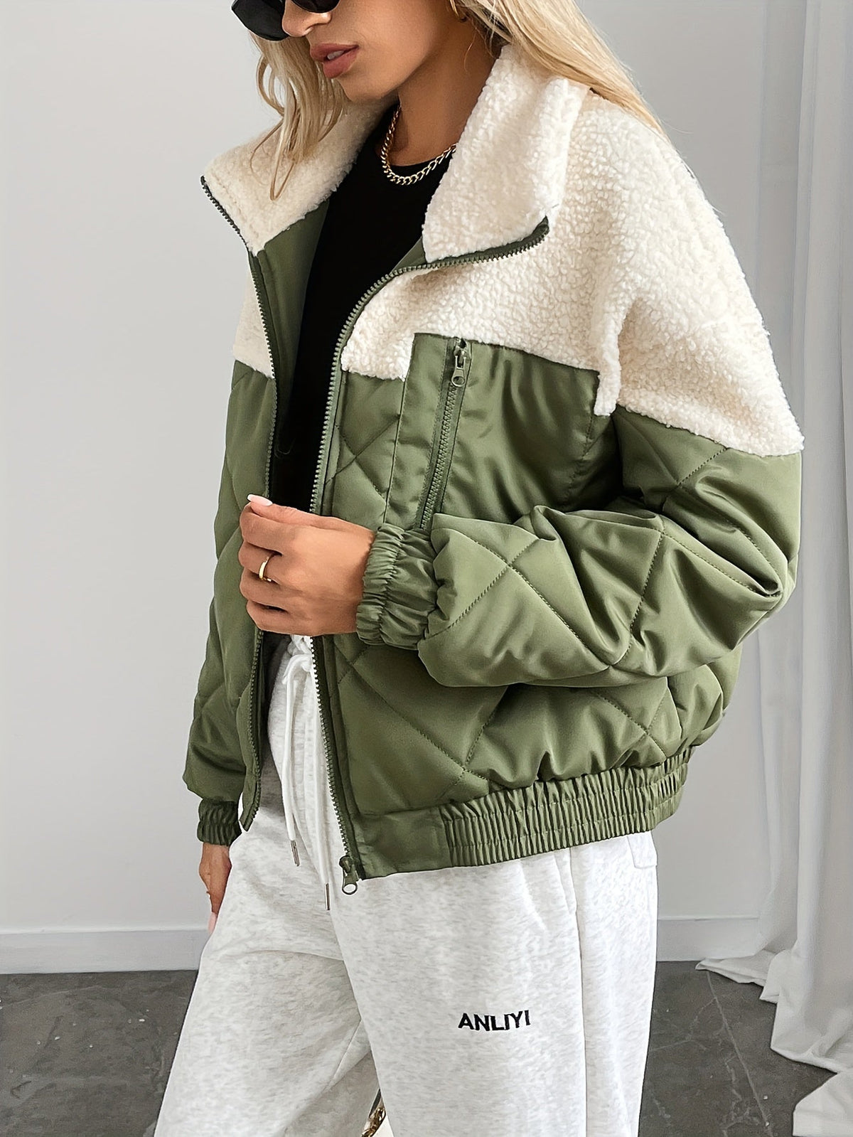 Manteau court matelassé bicolore pour femmes
