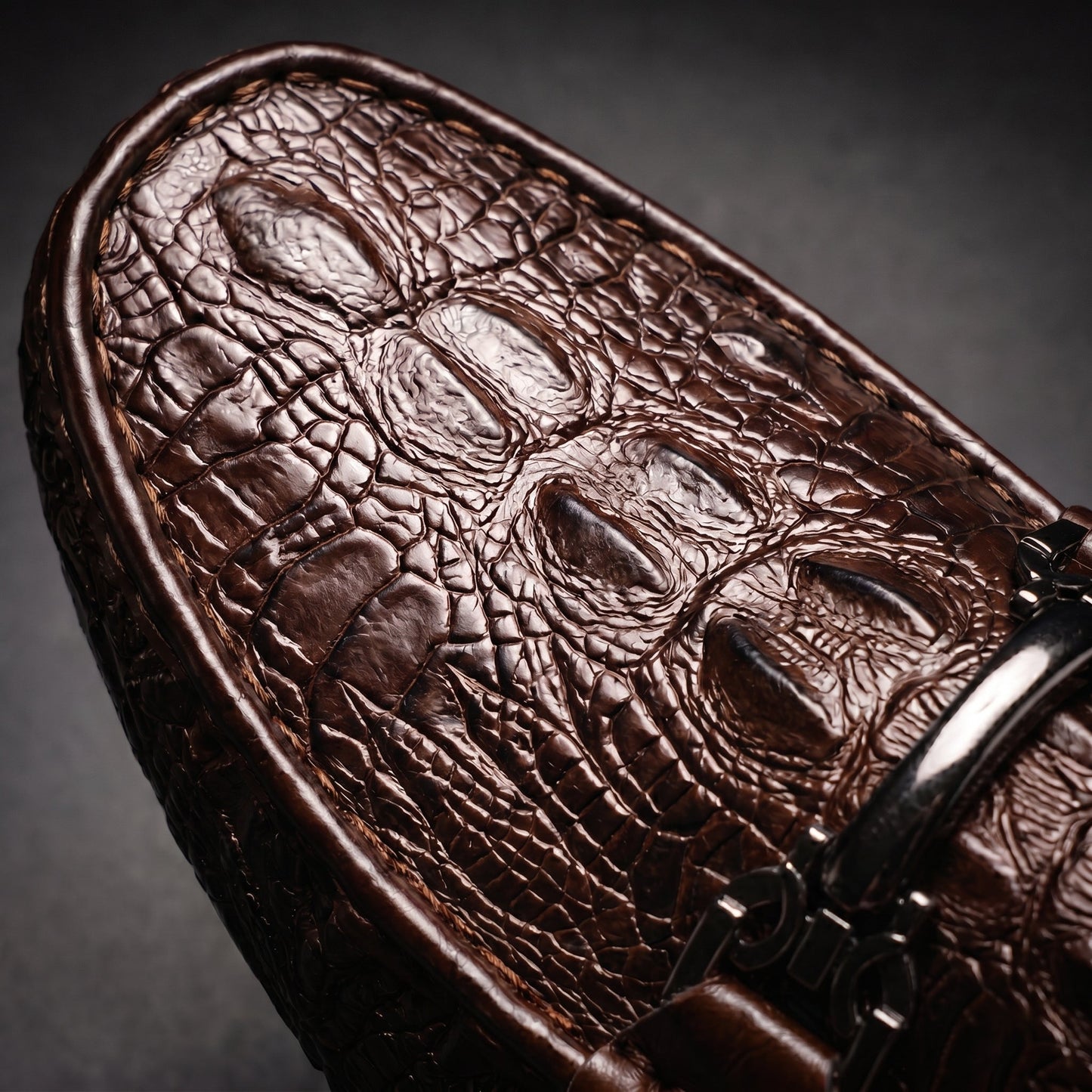 Mocassin à motif effet croco et ornement métallique pour homme | Idéal pour l’automne