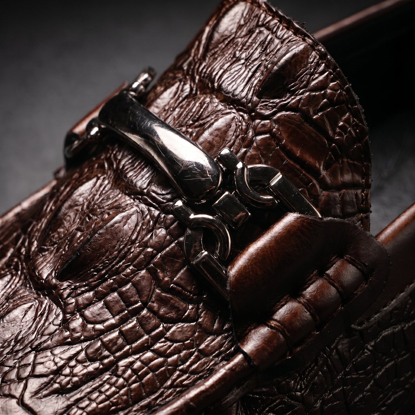 Mocassin à motif effet croco et ornement métallique pour homme | Idéal pour l’automne