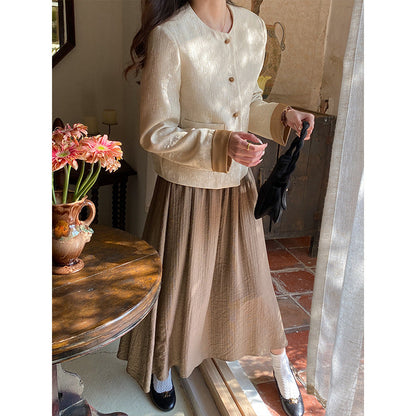 Veste courte à col rond et fermeture boutonnée pour femme