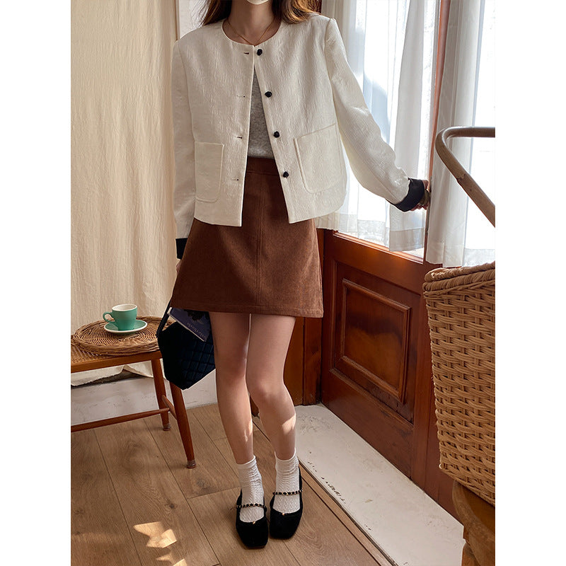 Veste courte à col rond et fermeture boutonnée pour femme