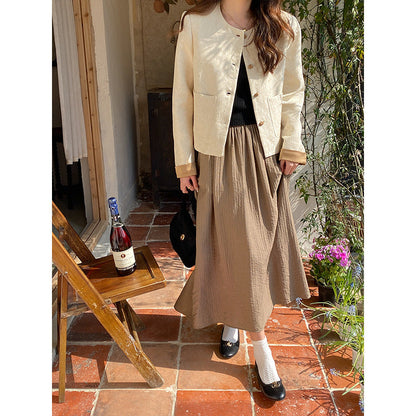 Veste courte à col rond et fermeture boutonnée pour femme