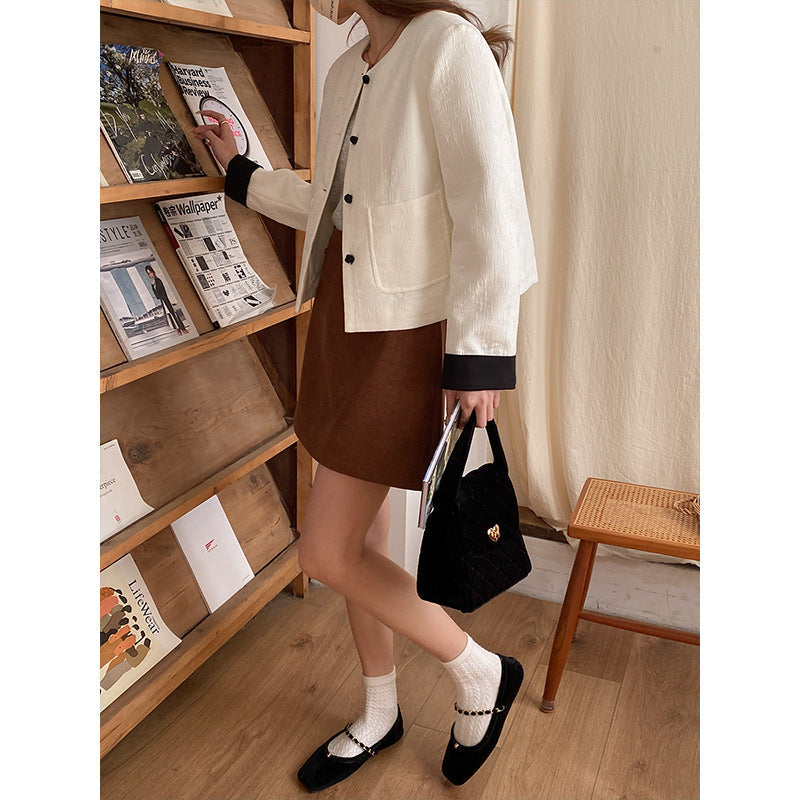 Veste courte à col rond et fermeture boutonnée pour femme