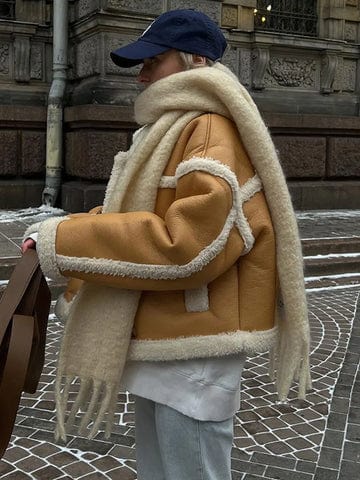 Veste d’Hiver Courte avec Finitions Contrastées pour Femme | Idéale par Temps Froid